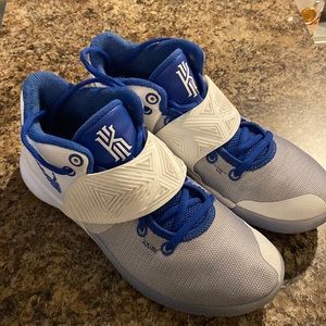 Nike Kyrie Flytrap III basketball shoes size 8